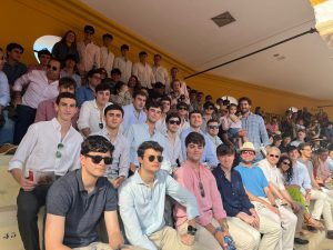 Rafael Torres y Fernández Pineda, con los estudiantes en Sevilla