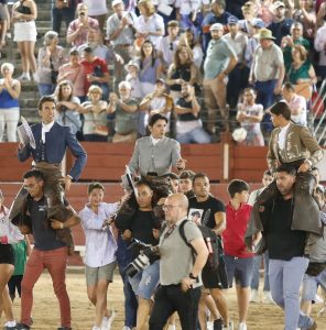 La terna de rejoneadores por la puerta grande en Toledo