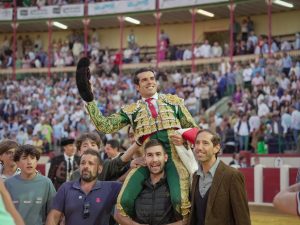 Tres orejas y puerta grande para Emilio de Justo en Valladolid
