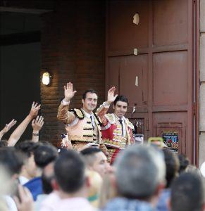 El Fandi y Perera, tres orejas cada uno en León