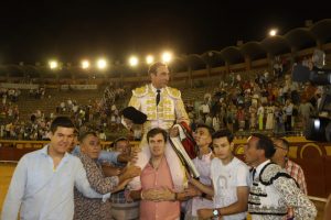 Enrique Ponce se despide de Algeciras por la Puerta Grande