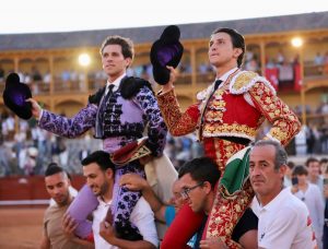 Roca Rey y Ginés Marín salen a hombros en Aranjuez