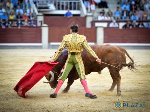 Oreja para Ureña, que resulta lesionado, en Madrid