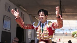 Puerta grande de Carlos Olsina en Istres
