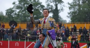 Salida a hombros de Adriano en La Brède