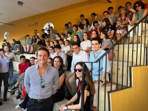 Lama de Góngora acompaña a los estudiantes a la novillada de Sevilla