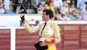 Cid de María pasea el único trofeo en San Martín de Valdeiglesias