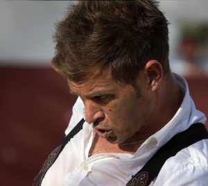 Julio Benítez resulta herido en el muslo derecho