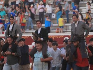 Los tres rejoneadores a hombros en el cierre de Torrejón