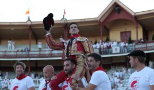Tres orejas para Fernando Adrián en Bayona