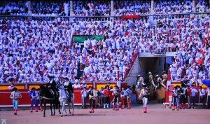 La terna por encima de los toros de Domingo Hernández en Pamplona