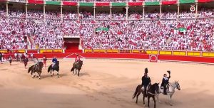Pablo Hermoso de Mendoza se despide de Pamplona saliendo a hombros con su hijo Guillermo