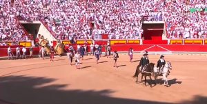 Triunfo y cornada a Borja Jiménez en Pamplona