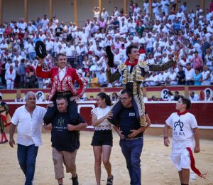 Salida a hombros de Pablo Hermoso de Mendoza y Roca Rey en Tudela