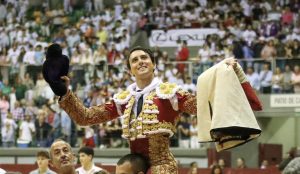 Tres orejas y puerta grande de Roca Rey en Burgos