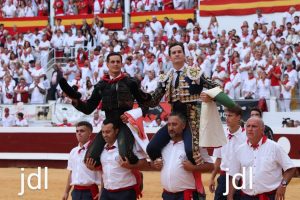 Daniel Luque y David Galván, a hombros en Dax