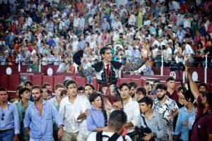 Gran tarde de Fortes, cuatro orejas en la última de Málaga