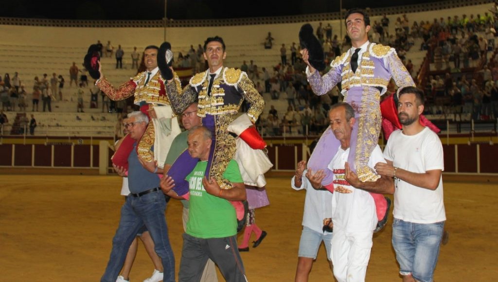 Los tres toreros a hombros en Tomelloso