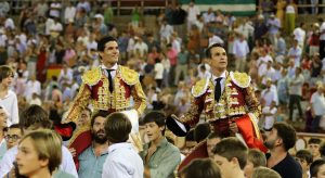 Manzanares y Aguado cierran por la puerta grande la temporada de El Puerto