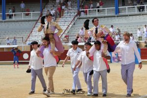 Doble puerta grande en la novillada matinal de Bayona