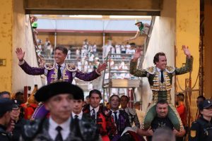 Salida a hombros de Manuel Escribano y Román en la primera de Huesca