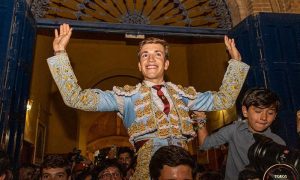 Tres orejas y 'Puerta Grande' de Javier Zulueta en Huelva