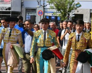 Centenares de personas acompañan a la terna de novilleros por las calles de Bilbao