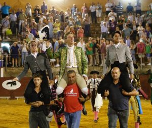 La terna de rejoneadores por la puerta grande en Azuaga