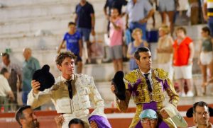 A hombros Emilio de Justo y Tibo García en Socuéllamos