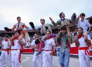 Morante, Luque y Juan Ortega, a hombros en Azpeitia