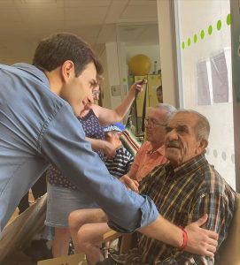 Samuel Navalón visita la Residencia de Mayores de Ayora