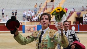 Pablo Hernández y Julio Norte tocan pelo en Bayona