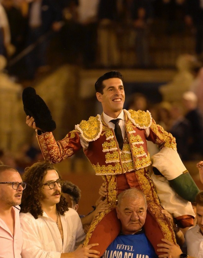 Un inspirado Talavante abre la Puerta del Príncipe de Sevilla
