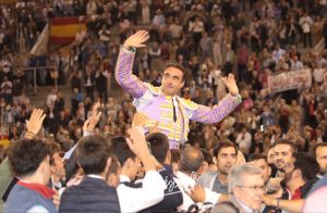 Puerta grande de Ponce en su despedida de Madrid