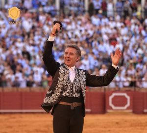 Pablo Hermoso corta una oreja en su despedida en Sevilla
