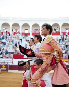 Ocho orejas y un rabo en la corrida de Zafra