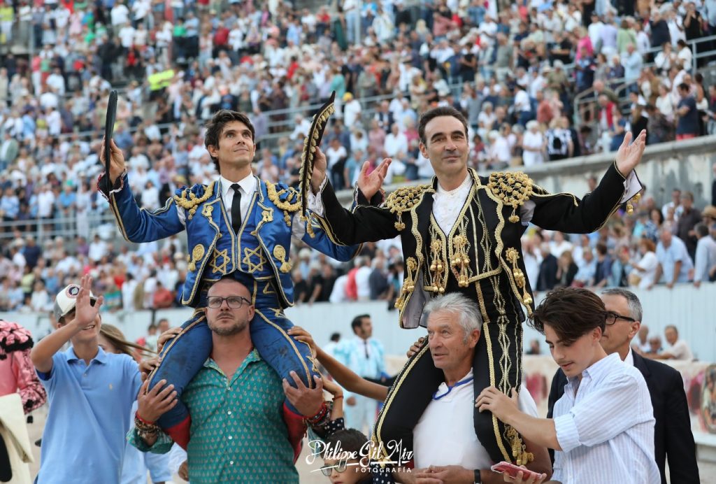 Enrique Ponce se despide de Francia a hombros con Castella en Arles