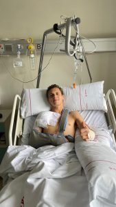 Adriano es operado con éxito de su hombro