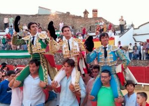 Puerta grande de Manolo Vázquez en su alternativa, con Curro Díaz y Perera, en Cortegana