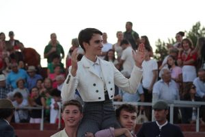 El novillero César de Juste triunfó en Menasalbas