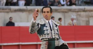 Pablo Hermoso y Juan Ortega tocan pelo en la última de Nimes