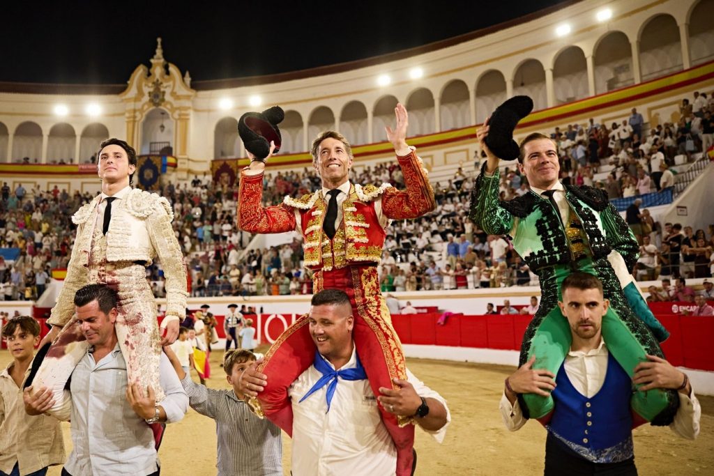 Triple salida a hombros en Melilla