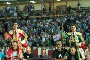 Enrique Ponce se despide de Valladolid a hombros junto a Talavante