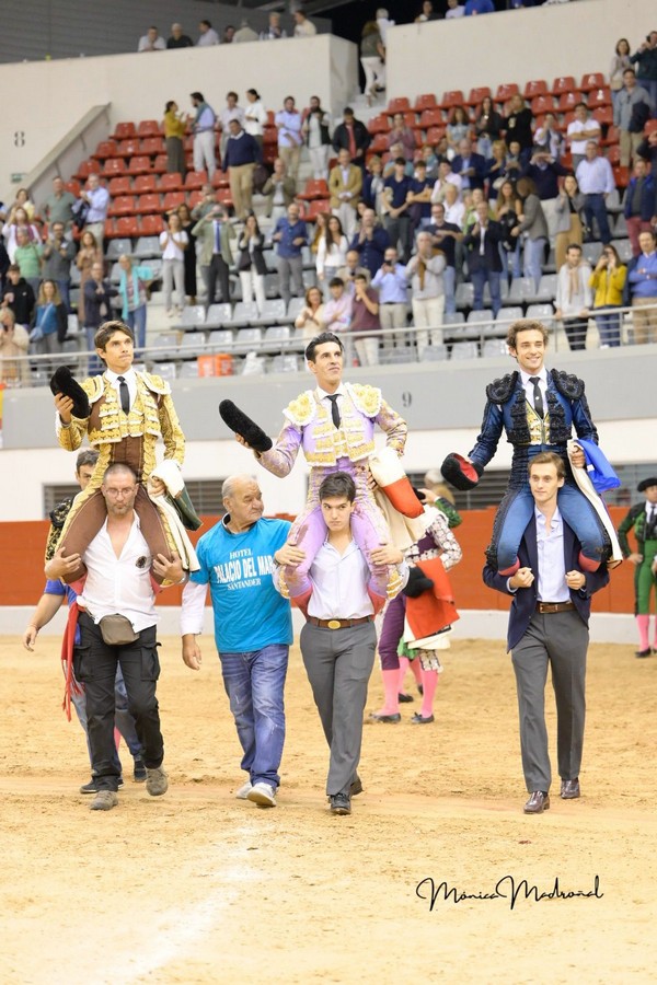 La terna de matadores sale a hombros en Las Rozas
