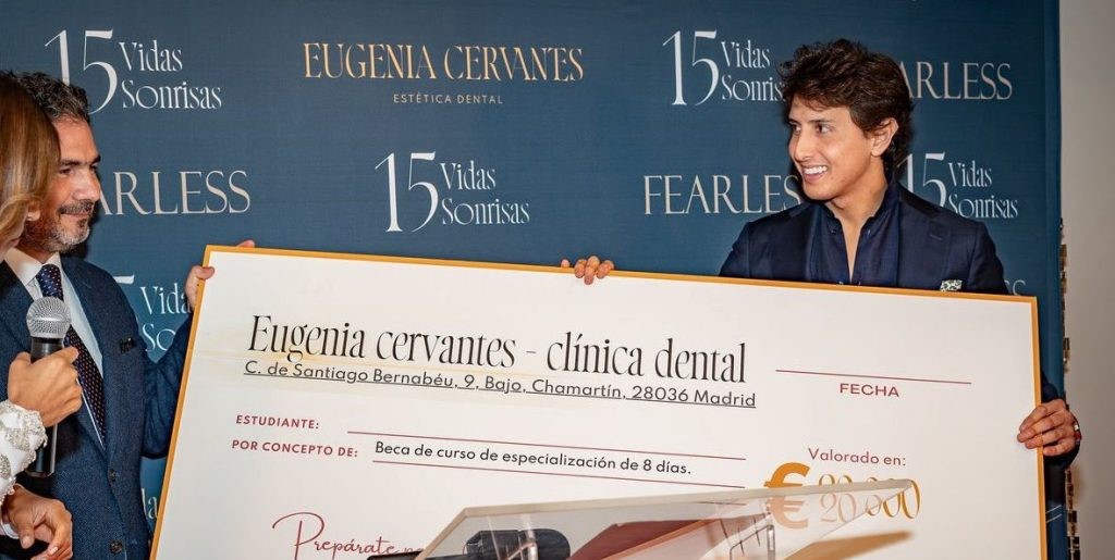 Roca Rey entrega una beca solidaria a estudiantes peruanos