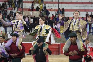 Los tres toreros a hombros en Cajabamba