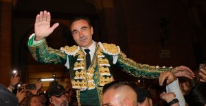 Puerta grande de Ponce en su despedida de Zaragoza