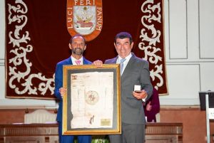 Carmelo García recibe la 'Insignia de Oro' de Sanlúcar