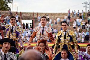 Perera, Luque y Aguado, a hombros en Villafranca de los Barros