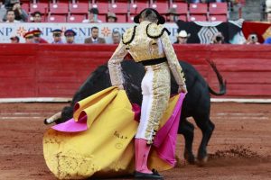 Toreo rotundo de Borja Jiménez en la Plaza México